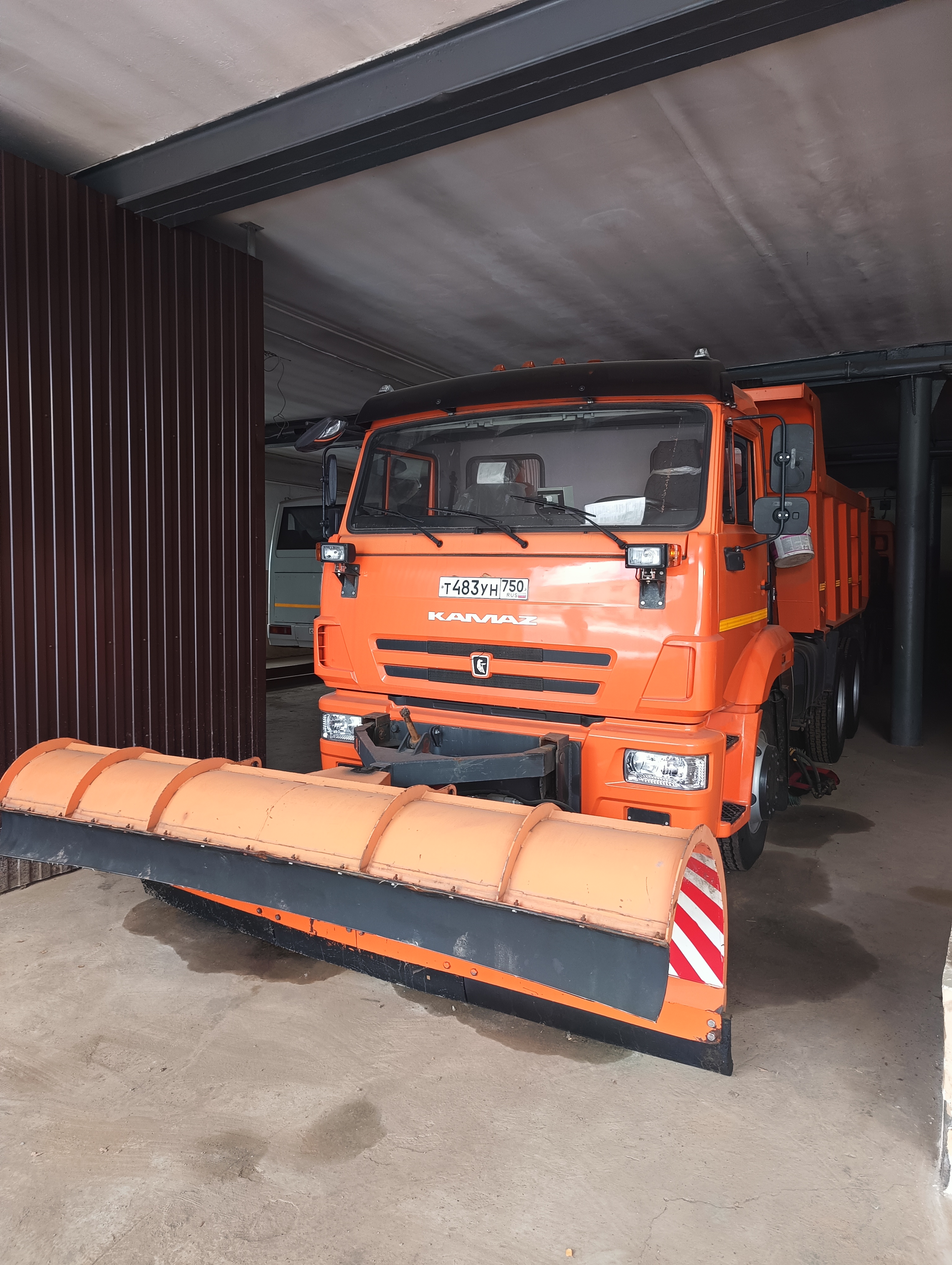 Услуги механизированной уборки территории от снега (тел. 8-913-632-88-99, приём заявок с 8.00 до 17.00)